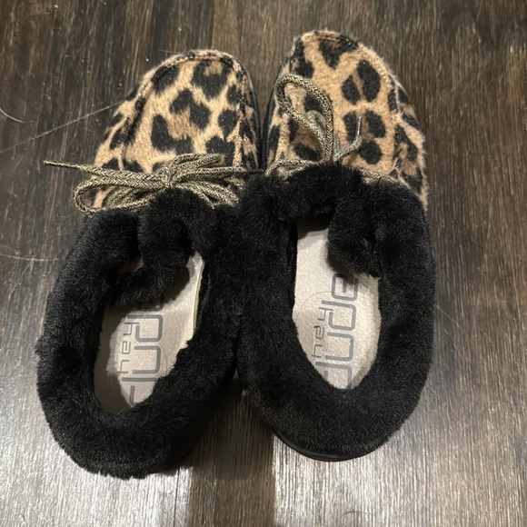 Hey Dude woman size 7 cheetah print with faux fur - Picture 4 of 8